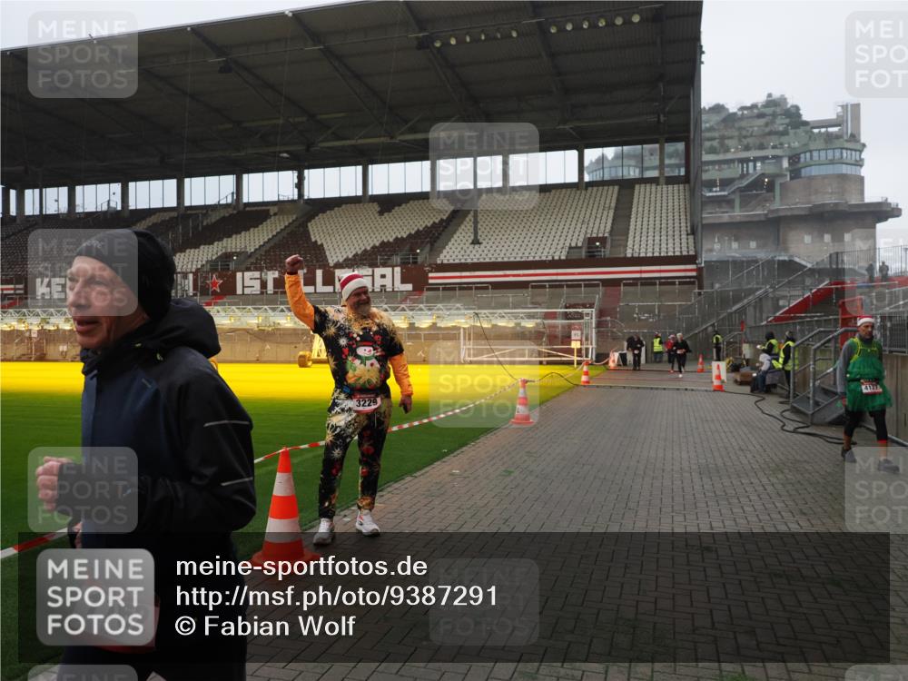 07.12.2025 - St. Pauli X-Mass-Run No. 15 Fabian Wolf http://msf.ph/oto/9387291 07.12.2025 10:17:39 Ziel 1161, 1162, 2688, 2725, 2952, 4127 meine-sportfotos.de
