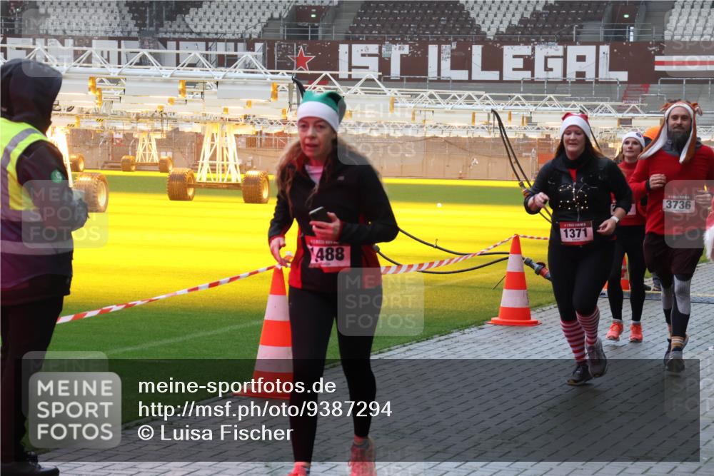 07.12.2025 - St. Pauli X-Mass-Run No. 15 Luisa Fischer http://msf.ph/oto/9387294 07.12.2025 10:22:33 Ziel 488, 1371, 3736, 1371, 1488, 2184, 2817, 2818, 2819, 2944, 2945, 3431, 3736, 3999, 4000, 4321, 4322, 4323, 4415, 4771, 4774, 4781 meine-sportfotos.de