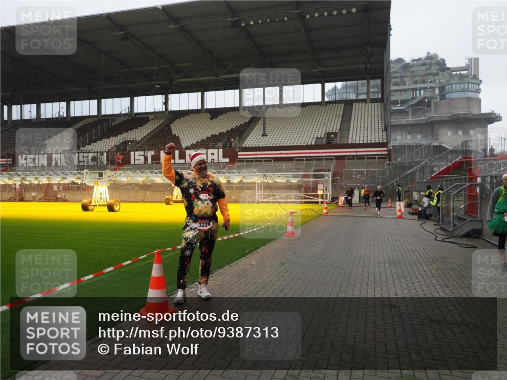 07.12.2025 - St. Pauli X-Mass-Run No. 15 Fabian Wolf http://msf.ph/oto/9387313 07.12.2025 10:17:40 Ziel 1161, 1162, 1963, 2688, 2725, 2952, 4127 meine-sportfotos.de