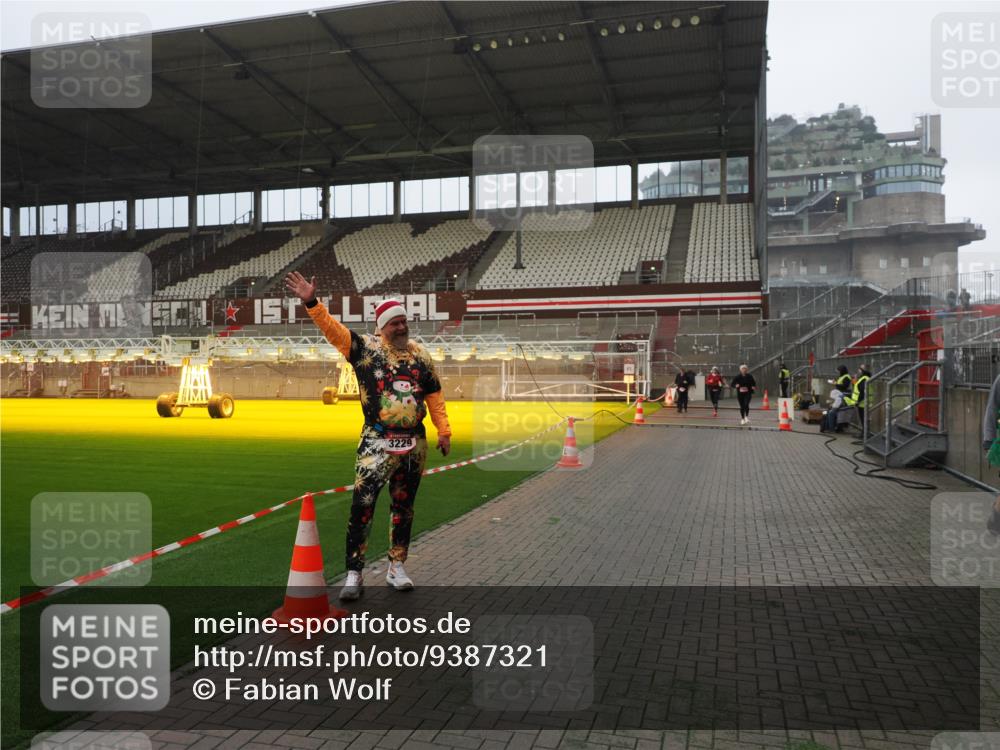 07.12.2025 - St. Pauli X-Mass-Run No. 15 Fabian Wolf http://msf.ph/oto/9387321 07.12.2025 10:17:40 Ziel 1161, 1162, 1963, 2688, 2725, 2952, 4127 meine-sportfotos.de