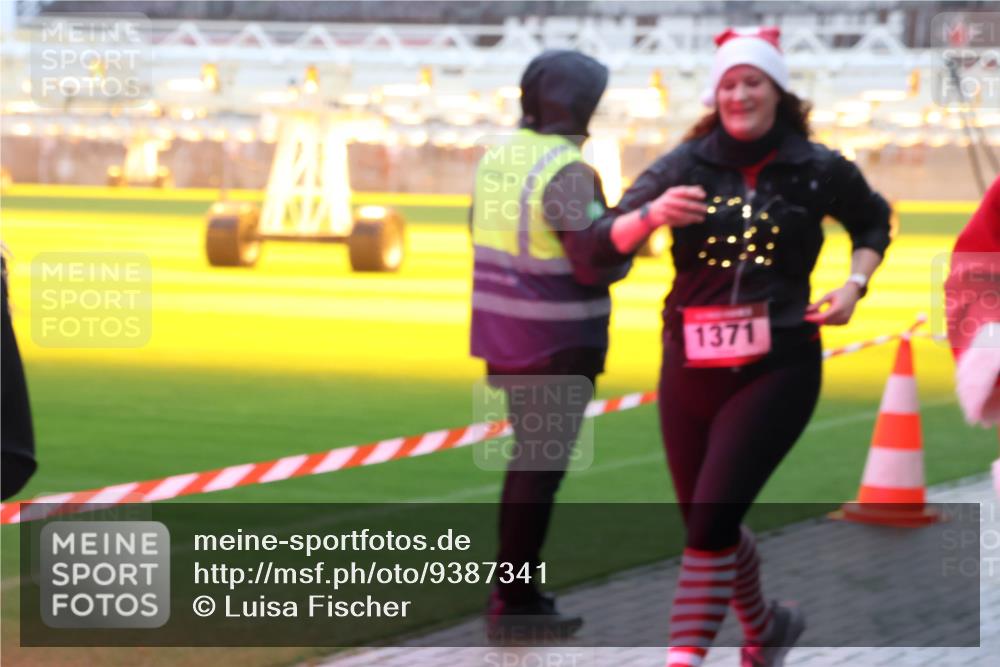 07.12.2025 - St. Pauli X-Mass-Run No. 15 Luisa Fischer http://msf.ph/oto/9387341 07.12.2025 10:22:35 Ziel 1371, 17, 1371, 1488, 2184, 2817, 2818, 2819, 2944, 2945, 3431, 3736, 3999, 4000, 4321, 4322, 4323, 4415, 4771, 4774, 4781 meine-sportfotos.de