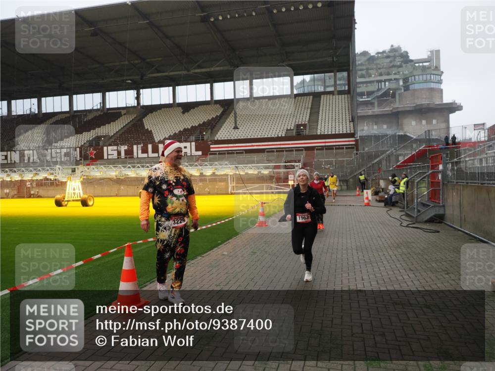 07.12.2025 - St. Pauli X-Mass-Run No. 15 Fabian Wolf http://msf.ph/oto/9387400 07.12.2025 10:17:45 Ziel 1161, 1162, 1963, 2663, 2952, 3804, 4127, 4227 meine-sportfotos.de