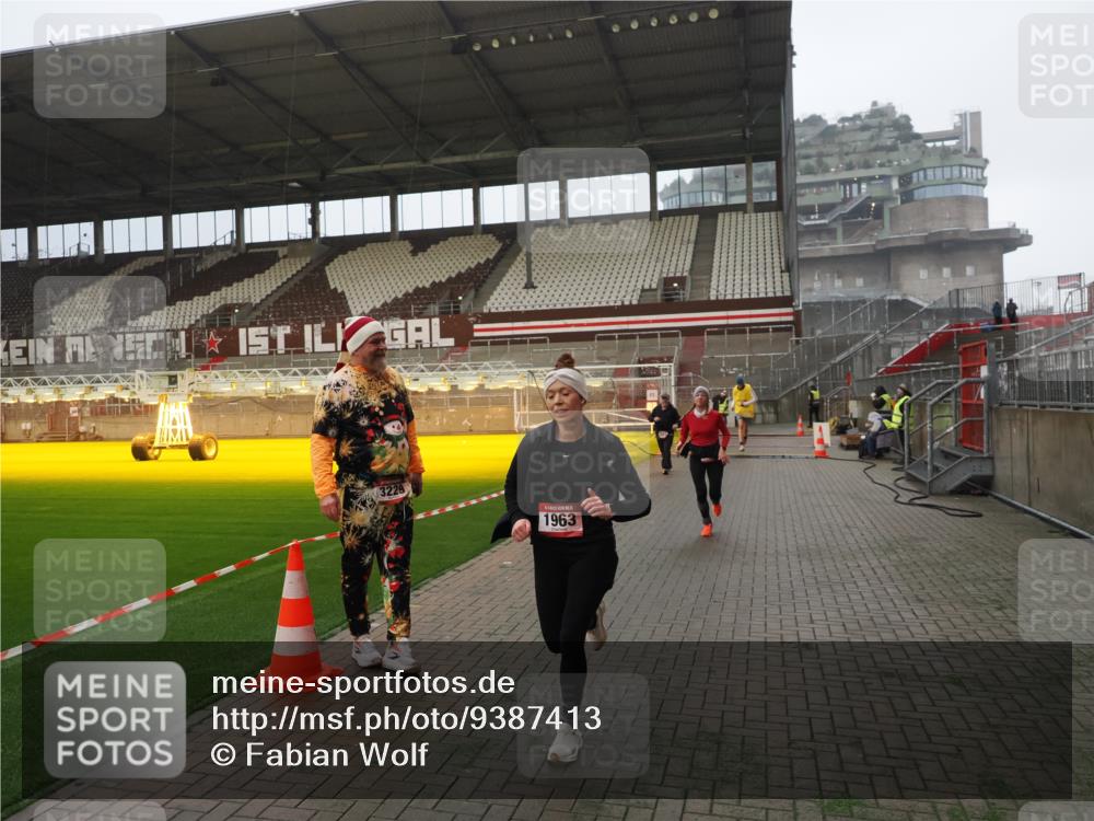 07.12.2025 - St. Pauli X-Mass-Run No. 15 Fabian Wolf http://msf.ph/oto/9387413 07.12.2025 10:17:46 Ziel 1161, 1162, 1963, 2663, 2952, 3804, 4127, 4227 meine-sportfotos.de