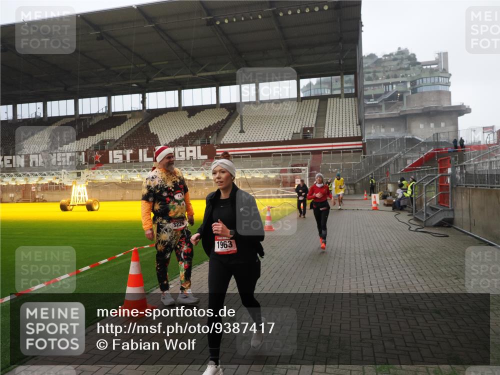 07.12.2025 - St. Pauli X-Mass-Run No. 15 Fabian Wolf http://msf.ph/oto/9387417 07.12.2025 10:17:46 Ziel 1161, 1162, 1963, 2663, 2952, 3804, 4127, 4227 meine-sportfotos.de