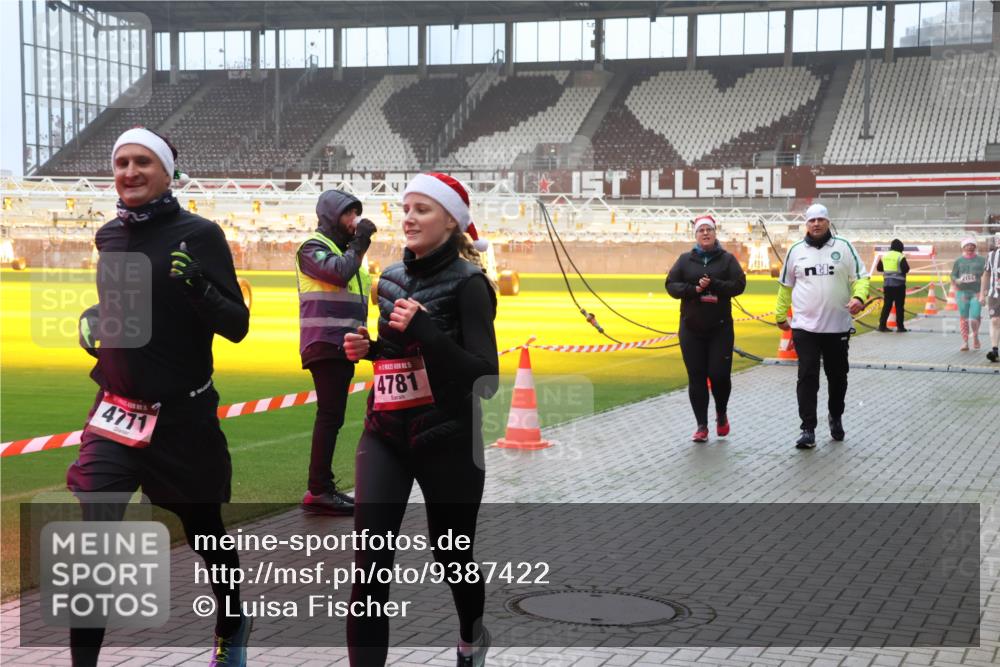 07.12.2025 - St. Pauli X-Mass-Run No. 15 Luisa Fischer http://msf.ph/oto/9387422 07.12.2025 10:22:47 Ziel 4771, 4781, 715, 739, 1371, 1488, 1636, 2184, 2817, 2818, 2819, 2945, 3431, 3736, 3999, 4000, 4321, 4322, 4323, 4415, 4771, 4774, 4781 meine-sportfotos.de