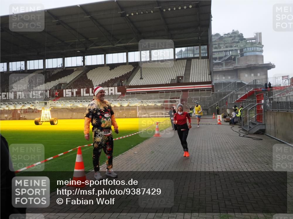 07.12.2025 - St. Pauli X-Mass-Run No. 15 Fabian Wolf http://msf.ph/oto/9387429 07.12.2025 10:17:47 Ziel 1161, 1162, 1963, 2663, 2952, 3804, 4127, 4227 meine-sportfotos.de