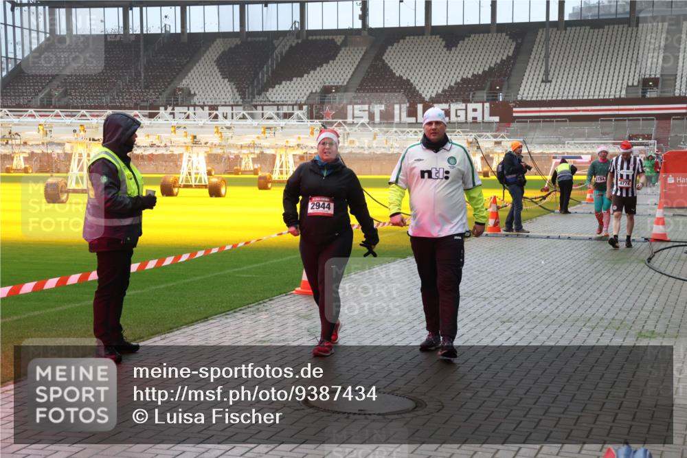 07.12.2025 - St. Pauli X-Mass-Run No. 15 Luisa Fischer http://msf.ph/oto/9387434 07.12.2025 10:22:50 Ziel 2944, 2184, 4774, 715, 739, 1371, 1488, 1636, 2184, 2817, 2818, 2819, 3431, 3736, 3999, 4000, 4321, 4322, 4323, 4415, 4419, 4771, 4774, 4781 meine-sportfotos.de