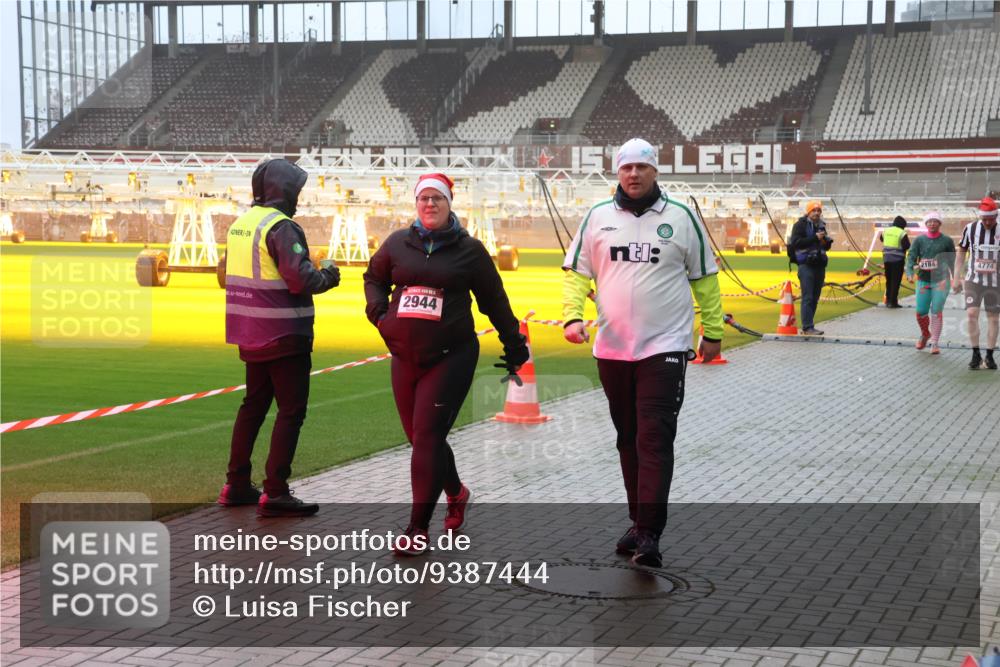 07.12.2025 - St. Pauli X-Mass-Run No. 15 Luisa Fischer http://msf.ph/oto/9387444 07.12.2025 10:22:51 Ziel 2944, 2184, 715, 739, 1371, 1488, 1636, 2184, 2817, 2818, 2819, 3431, 3736, 3999, 4000, 4321, 4322, 4323, 4415, 4419, 4509, 4539, 4771, 4774, 4781 meine-sportfotos.de