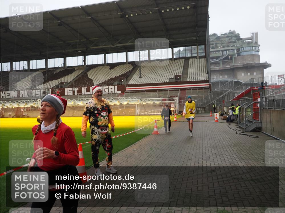 07.12.2025 - St. Pauli X-Mass-Run No. 15 Fabian Wolf http://msf.ph/oto/9387446 07.12.2025 10:17:48 Ziel 1161, 1162, 1963, 2663, 3804, 4127, 4227 meine-sportfotos.de