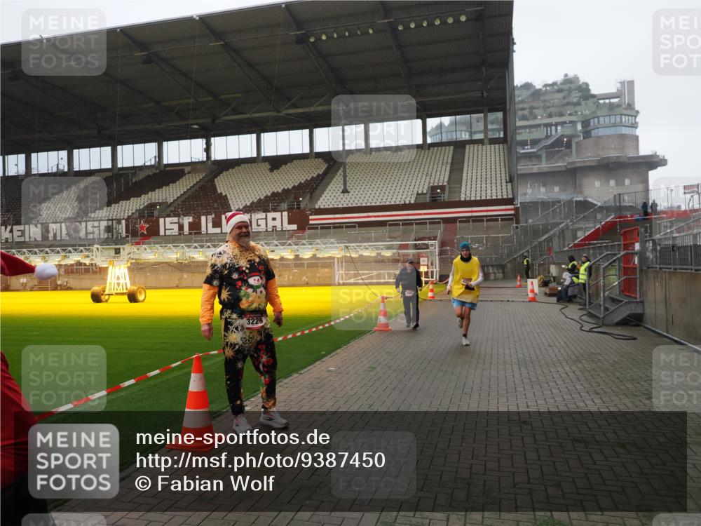 07.12.2025 - St. Pauli X-Mass-Run No. 15 Fabian Wolf http://msf.ph/oto/9387450 07.12.2025 10:17:49 Ziel 1161, 1162, 1963, 2663, 3804, 4127, 4227 meine-sportfotos.de