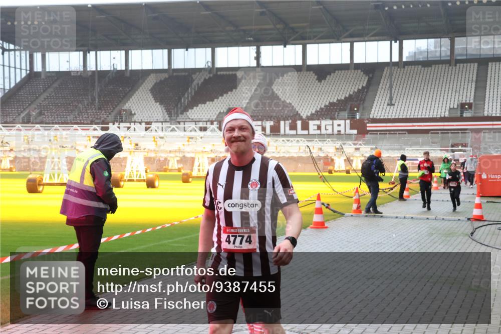 07.12.2025 - St. Pauli X-Mass-Run No. 15 Luisa Fischer http://msf.ph/oto/9387455 07.12.2025 10:23:02 Ziel 15, 4774, 450, 715, 739, 794, 1371, 1636, 2184, 2817, 2818, 2819, 3431, 3736, 3780, 4287, 4407, 4411, 4419, 4509, 4539, 4771, 4774, 4781 meine-sportfotos.de