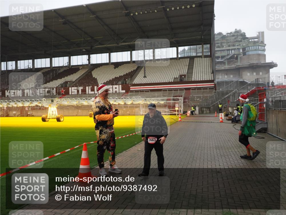 07.12.2025 - St. Pauli X-Mass-Run No. 15 Fabian Wolf http://msf.ph/oto/9387492 07.12.2025 10:17:55 Ziel 1963, 2663, 3804, 4227 meine-sportfotos.de