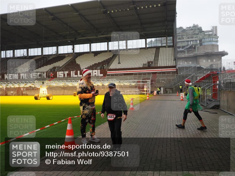 07.12.2025 - St. Pauli X-Mass-Run No. 15 Fabian Wolf http://msf.ph/oto/9387501 07.12.2025 10:17:55 Ziel 1963, 2663, 3804, 4227 meine-sportfotos.de