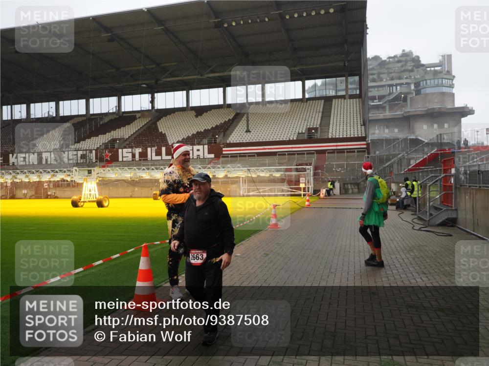 07.12.2025 - St. Pauli X-Mass-Run No. 15 Fabian Wolf http://msf.ph/oto/9387508 07.12.2025 10:17:56 Ziel 1963, 2663, 3804, 4227 meine-sportfotos.de