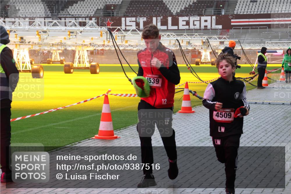 07.12.2025 - St. Pauli X-Mass-Run No. 15 Luisa Fischer http://msf.ph/oto/9387516 07.12.2025 10:23:08 Ziel 1539, 12, 12, 4509, 715, 739, 794, 1636, 2184, 2638, 3780, 4287, 4407, 4411, 4419, 4509, 4539, 4771, 4774, 4781 meine-sportfotos.de