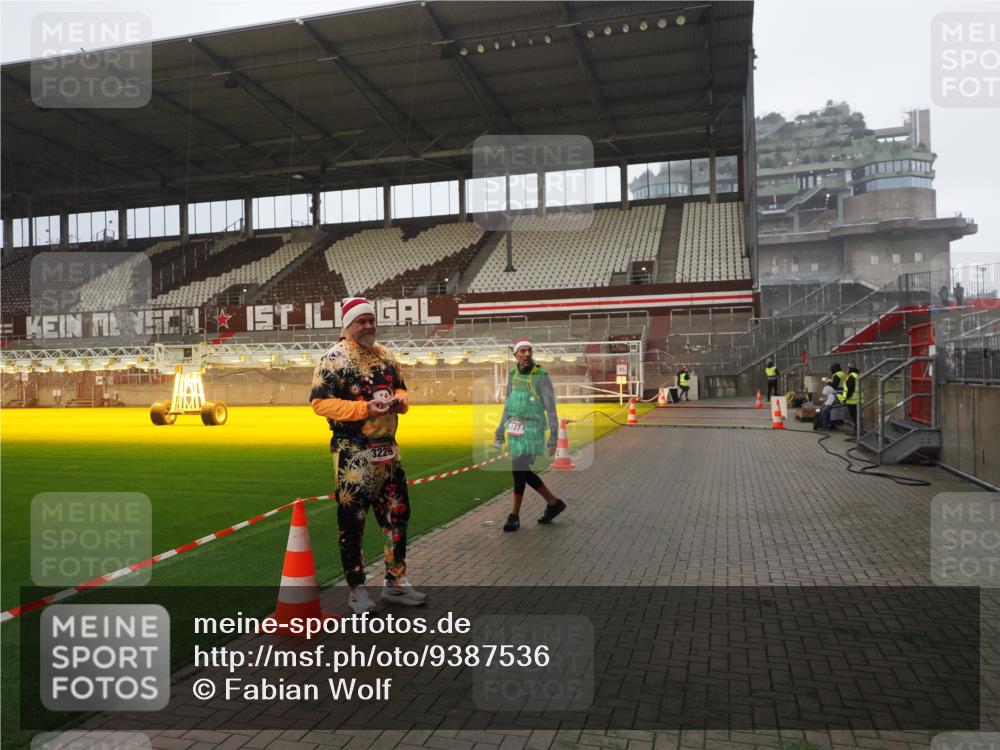 07.12.2025 - St. Pauli X-Mass-Run No. 15 Fabian Wolf http://msf.ph/oto/9387536 07.12.2025 10:17:58 Ziel 1963, 2663, 3804, 4227 meine-sportfotos.de