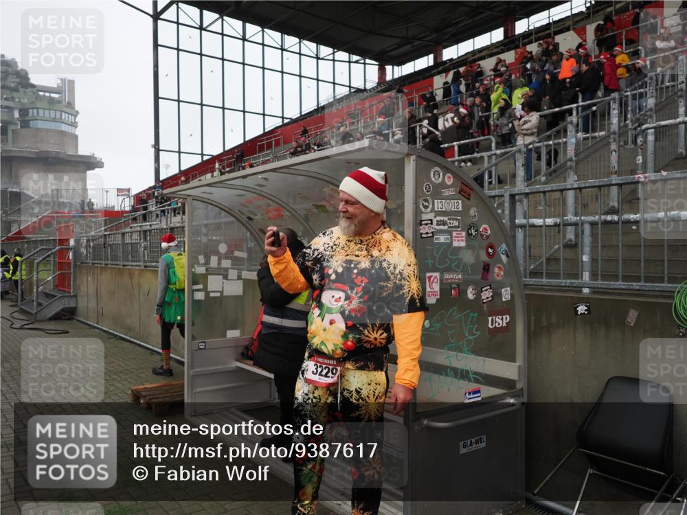 07.12.2025 - St. Pauli X-Mass-Run No. 15 Fabian Wolf http://msf.ph/oto/9387617 07.12.2025 10:18:21 Ziel 2049, 3606, 3608 meine-sportfotos.de