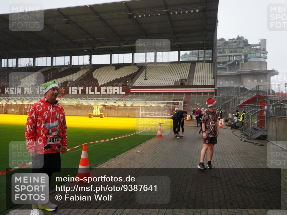 07.12.2025 - St. Pauli X-Mass-Run No. 15 Fabian Wolf http://msf.ph/oto/9387641 07.12.2025 10:18:27 Ziel 243, 264, 269, 2049, 3520, 3606, 3608, 4540 meine-sportfotos.de