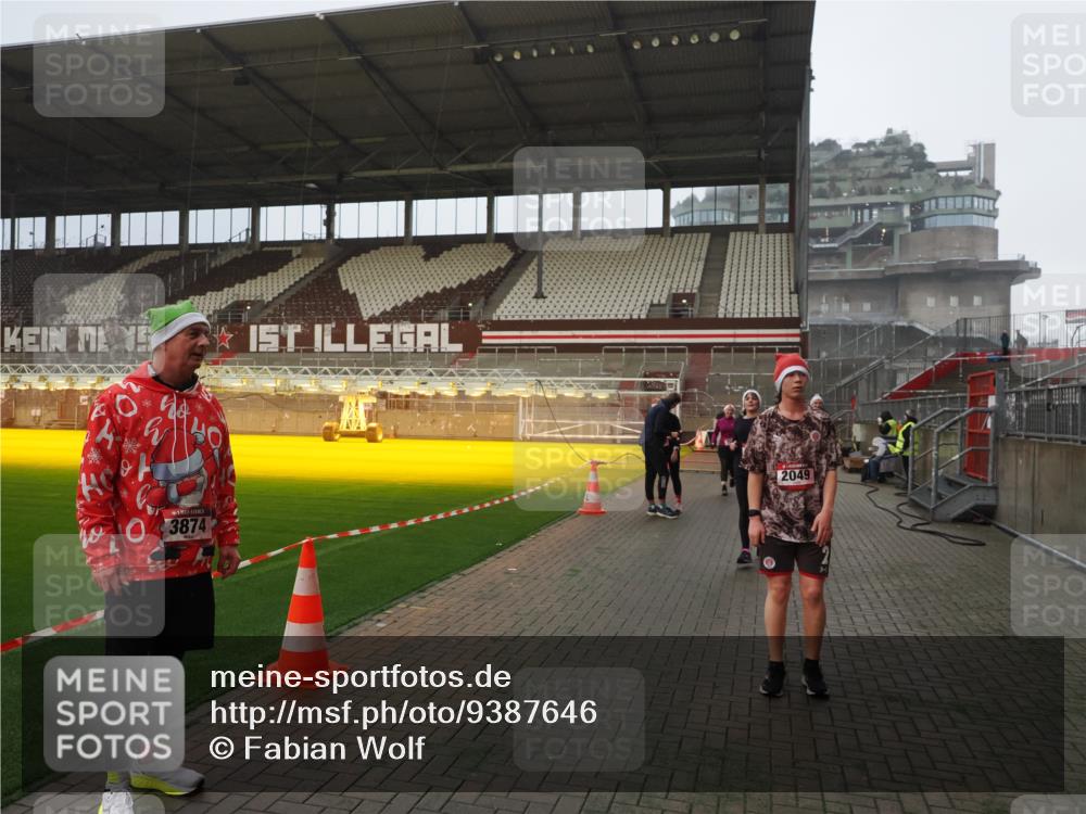 07.12.2025 - St. Pauli X-Mass-Run No. 15 Fabian Wolf http://msf.ph/oto/9387646 07.12.2025 10:18:29 Ziel 243, 264, 269, 1607, 2049, 3520, 3606, 3608, 4540 meine-sportfotos.de