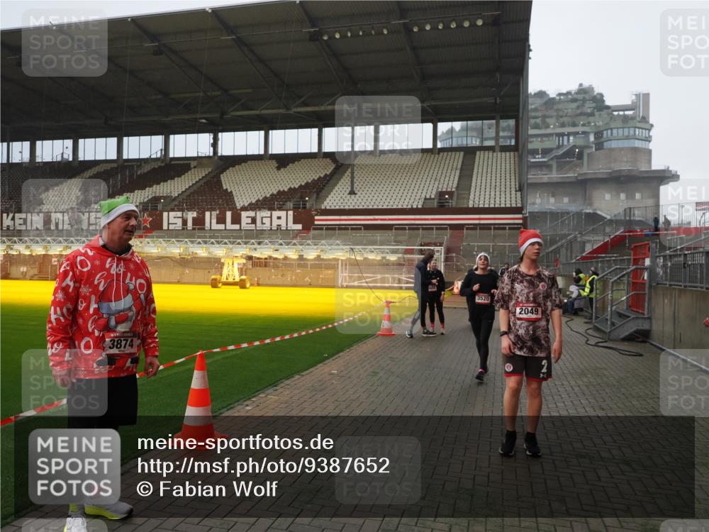 07.12.2025 - St. Pauli X-Mass-Run No. 15 Fabian Wolf http://msf.ph/oto/9387652 07.12.2025 10:18:29 Ziel 243, 264, 269, 1607, 2049, 3520, 3606, 3608, 4540 meine-sportfotos.de