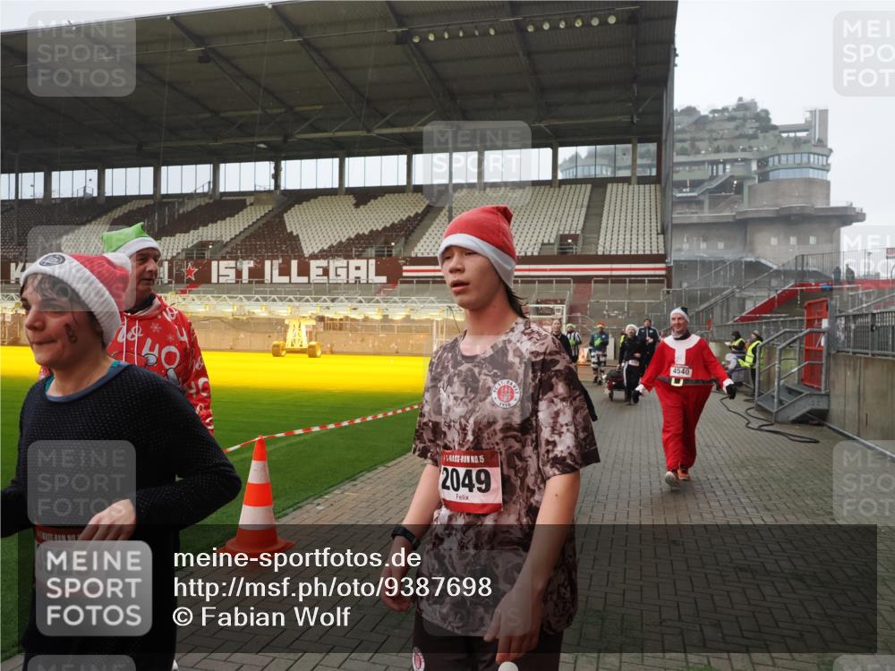 07.12.2025 - St. Pauli X-Mass-Run No. 15 Fabian Wolf http://msf.ph/oto/9387698 07.12.2025 10:18:33 Ziel 243, 264, 269, 1607, 1671, 2049, 2631, 2925, 3520, 3608, 4540 meine-sportfotos.de