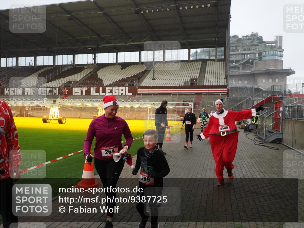 07.12.2025 - St. Pauli X-Mass-Run No. 15 Fabian Wolf http://msf.ph/oto/9387725 07.12.2025 10:18:34 Ziel 243, 264, 269, 1607, 1671, 2049, 2631, 2925, 3520, 4540 meine-sportfotos.de