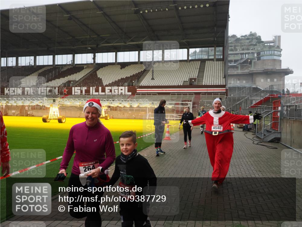 07.12.2025 - St. Pauli X-Mass-Run No. 15 Fabian Wolf http://msf.ph/oto/9387729 07.12.2025 10:18:34 Ziel 243, 264, 269, 1607, 1671, 2049, 2631, 2925, 3520, 4540 meine-sportfotos.de