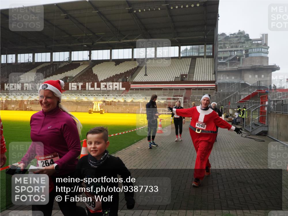 07.12.2025 - St. Pauli X-Mass-Run No. 15 Fabian Wolf http://msf.ph/oto/9387733 07.12.2025 10:18:34 Ziel 243, 264, 269, 1607, 1671, 2049, 2631, 2925, 3520, 4540 meine-sportfotos.de