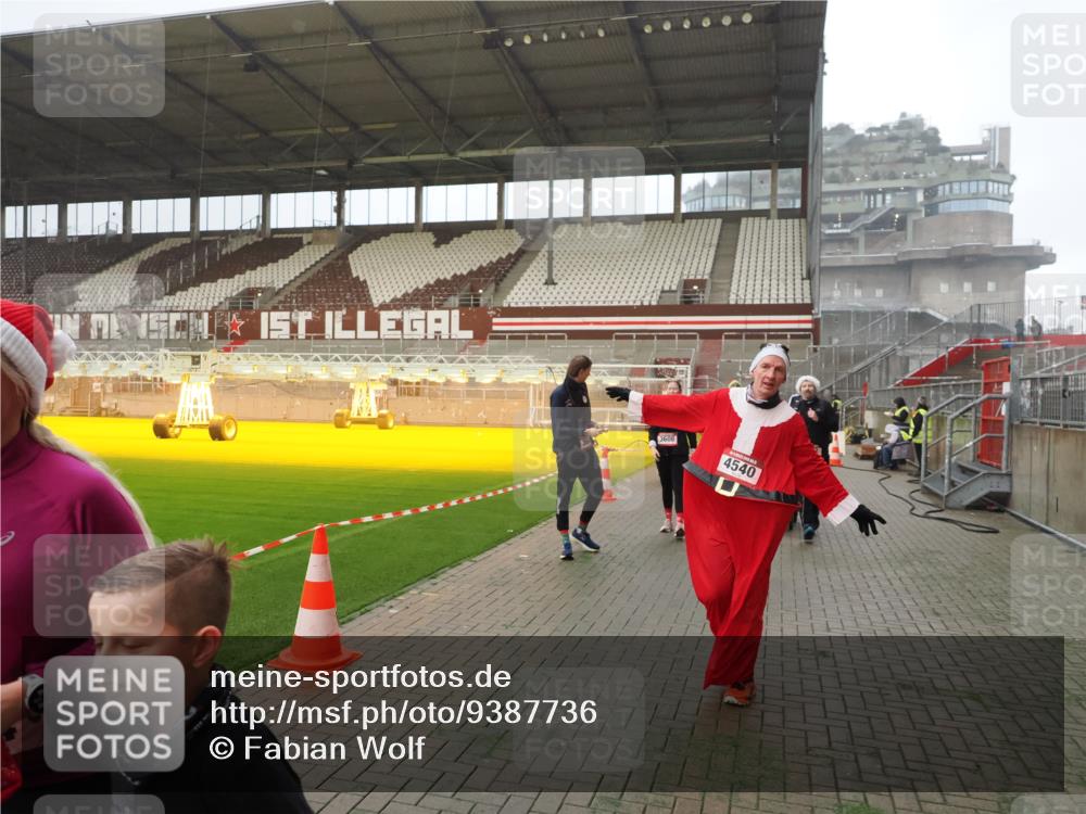07.12.2025 - St. Pauli X-Mass-Run No. 15 Fabian Wolf http://msf.ph/oto/9387736 07.12.2025 10:18:35 Ziel 243, 264, 269, 1607, 1671, 2049, 2631, 2925, 3520, 4540 meine-sportfotos.de