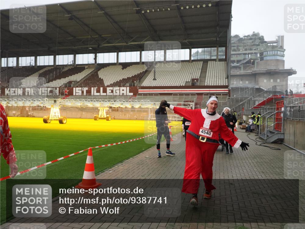 07.12.2025 - St. Pauli X-Mass-Run No. 15 Fabian Wolf http://msf.ph/oto/9387741 07.12.2025 10:18:35 Ziel 243, 264, 269, 1607, 1671, 2049, 2631, 2925, 3520, 4540 meine-sportfotos.de