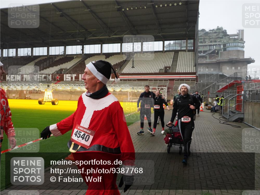 07.12.2025 - St. Pauli X-Mass-Run No. 15 Fabian Wolf http://msf.ph/oto/9387768 07.12.2025 10:18:36 Ziel 243, 264, 269, 1607, 1671, 2049, 2631, 2925, 3520, 4524, 4540 meine-sportfotos.de