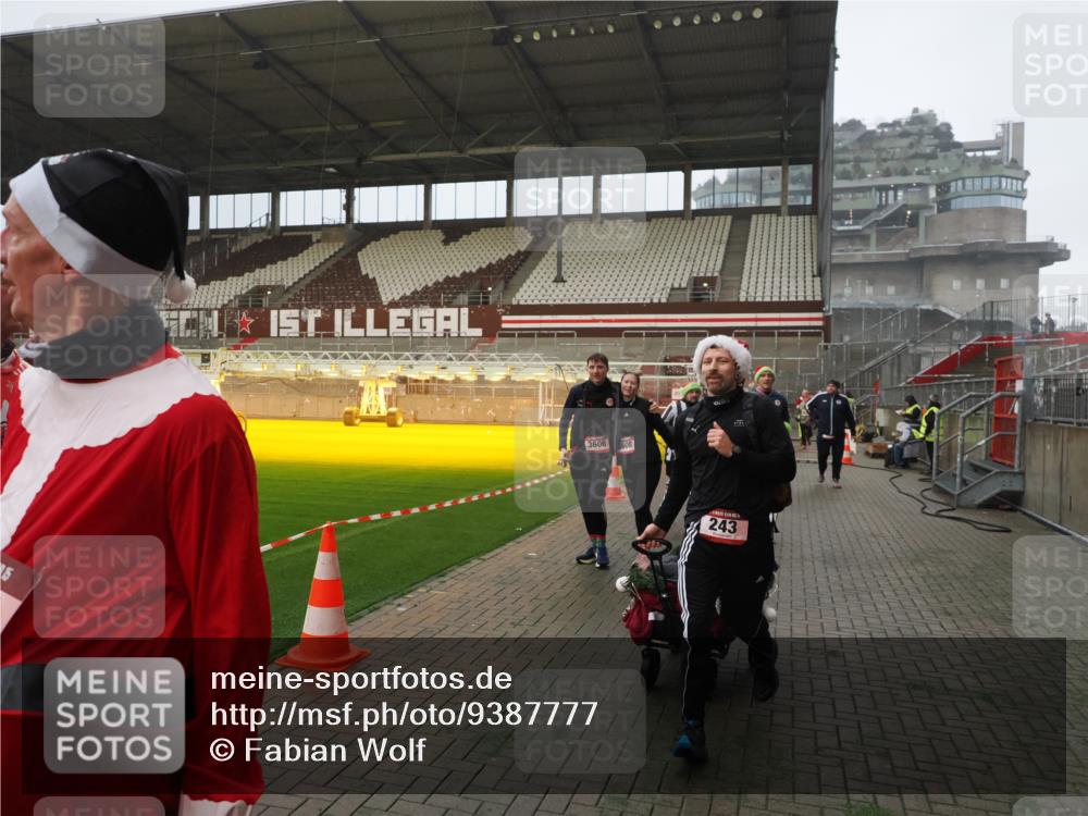 07.12.2025 - St. Pauli X-Mass-Run No. 15 Fabian Wolf http://msf.ph/oto/9387777 07.12.2025 10:18:37 Ziel 243, 264, 269, 1607, 1671, 2631, 2925, 3520, 3862, 4521, 4522, 4524, 4540 meine-sportfotos.de