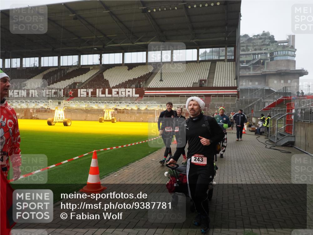 07.12.2025 - St. Pauli X-Mass-Run No. 15 Fabian Wolf http://msf.ph/oto/9387781 07.12.2025 10:18:37 Ziel 243, 264, 269, 1607, 1671, 2631, 2925, 3520, 3862, 4521, 4522, 4524, 4540 meine-sportfotos.de