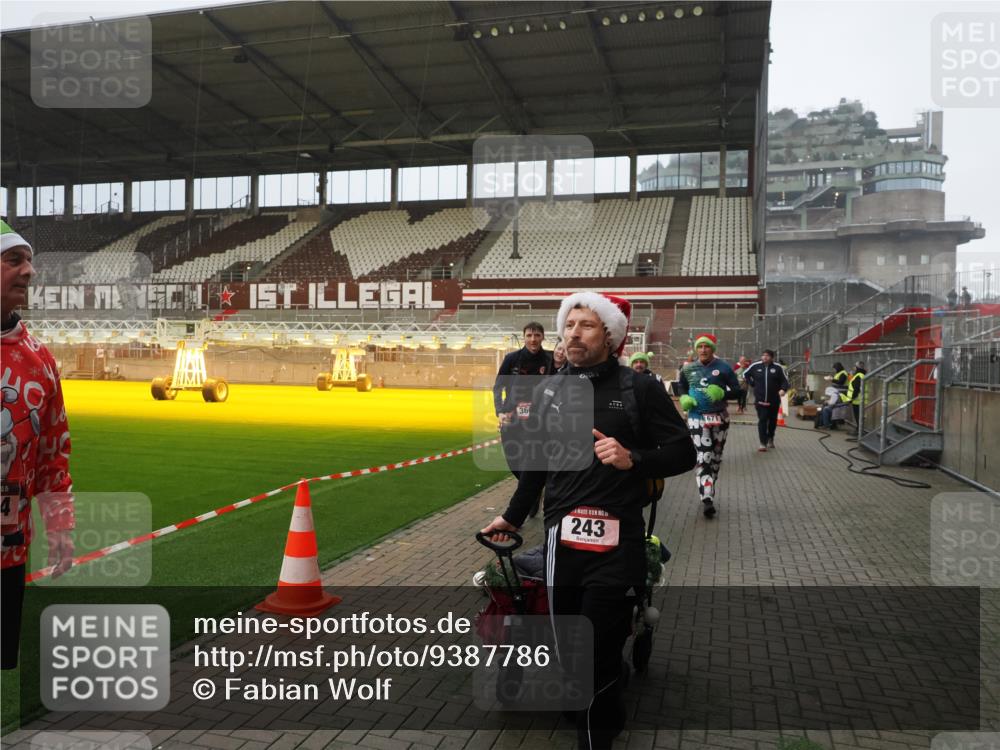 07.12.2025 - St. Pauli X-Mass-Run No. 15 Fabian Wolf http://msf.ph/oto/9387786 07.12.2025 10:18:37 Ziel 243, 264, 269, 1607, 1671, 2631, 2925, 3520, 3862, 4521, 4522, 4524, 4540 meine-sportfotos.de