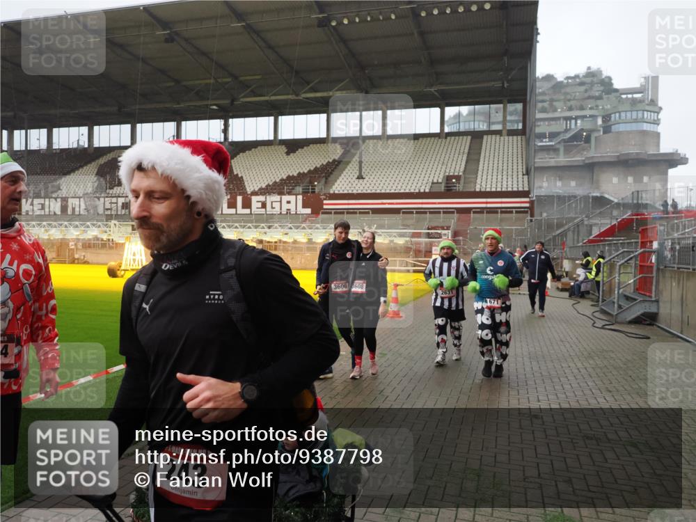 07.12.2025 - St. Pauli X-Mass-Run No. 15 Fabian Wolf http://msf.ph/oto/9387798 07.12.2025 10:18:38 Ziel 243, 264, 269, 1607, 1671, 2631, 2925, 3520, 3862, 4521, 4522, 4524, 4540, 4547 meine-sportfotos.de