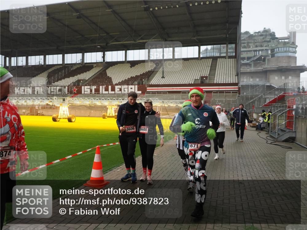 07.12.2025 - St. Pauli X-Mass-Run No. 15 Fabian Wolf http://msf.ph/oto/9387823 07.12.2025 10:18:39 Ziel 243, 264, 269, 1034, 1607, 1671, 2631, 2925, 3520, 3862, 4521, 4522, 4524, 4540, 4547 meine-sportfotos.de