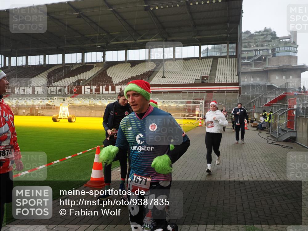 07.12.2025 - St. Pauli X-Mass-Run No. 15 Fabian Wolf http://msf.ph/oto/9387835 07.12.2025 10:18:40 Ziel 243, 264, 269, 721, 1034, 1607, 1671, 2631, 2925, 3520, 3862, 4521, 4522, 4524, 4540, 4547 meine-sportfotos.de