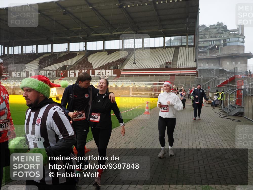 07.12.2025 - St. Pauli X-Mass-Run No. 15 Fabian Wolf http://msf.ph/oto/9387848 07.12.2025 10:18:40 Ziel 243, 264, 269, 721, 1034, 1607, 1671, 2631, 2925, 3520, 3862, 4521, 4522, 4524, 4540, 4547 meine-sportfotos.de
