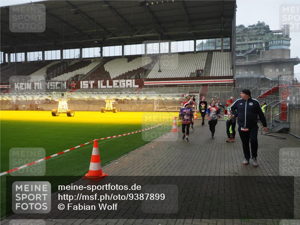 07.12.2025 - St. Pauli X-Mass-Run No. 15 Fabian Wolf http://msf.ph/oto/9387899 07.12.2025 10:18:44 Ziel 243, 264, 269, 721, 1034, 1607, 1671, 2152, 2631, 2925, 3862, 4521, 4522, 4524, 4547 meine-sportfotos.de