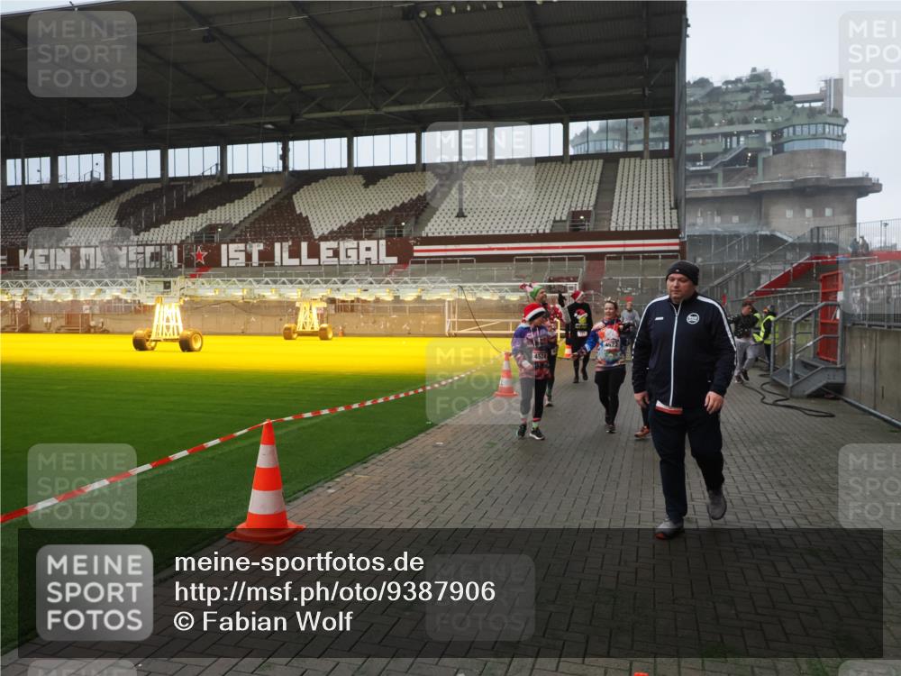 07.12.2025 - St. Pauli X-Mass-Run No. 15 Fabian Wolf http://msf.ph/oto/9387906 07.12.2025 10:18:45 Ziel 243, 264, 269, 721, 1034, 1607, 1671, 2152, 2631, 2925, 3862, 4521, 4522, 4524, 4547 meine-sportfotos.de