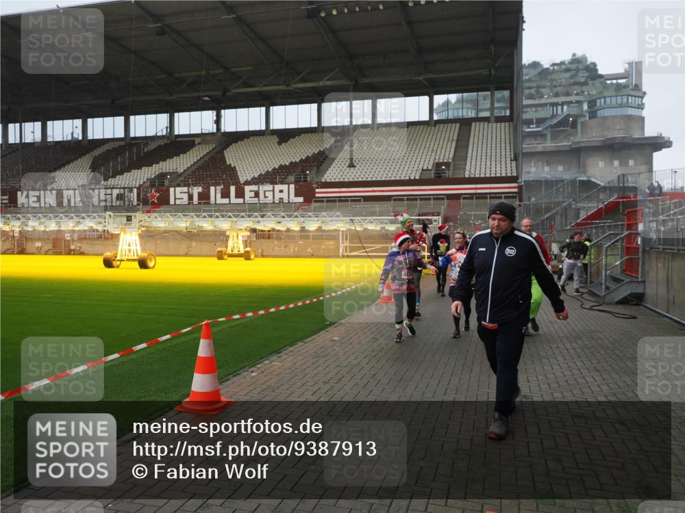 07.12.2025 - St. Pauli X-Mass-Run No. 15 Fabian Wolf http://msf.ph/oto/9387913 07.12.2025 10:18:45 Ziel 243, 264, 269, 721, 1034, 1607, 1671, 2152, 2631, 2925, 3862, 4521, 4522, 4524, 4547 meine-sportfotos.de