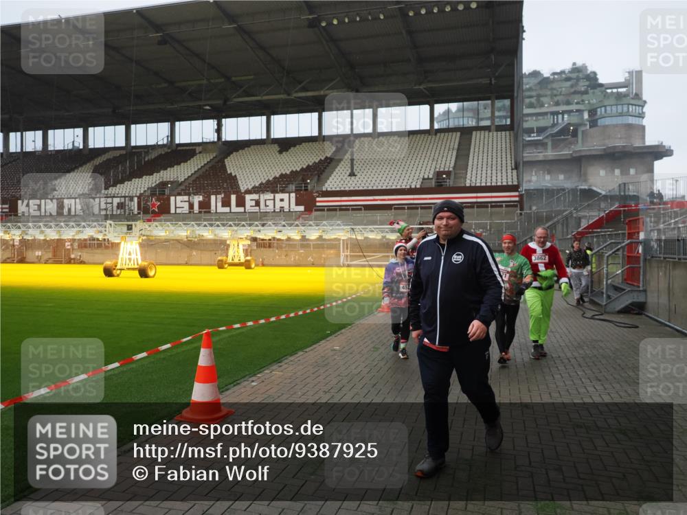 07.12.2025 - St. Pauli X-Mass-Run No. 15 Fabian Wolf http://msf.ph/oto/9387925 07.12.2025 10:18:46 Ziel 243, 721, 1034, 1607, 1671, 2152, 2631, 2925, 3862, 4521, 4522, 4524, 4547 meine-sportfotos.de