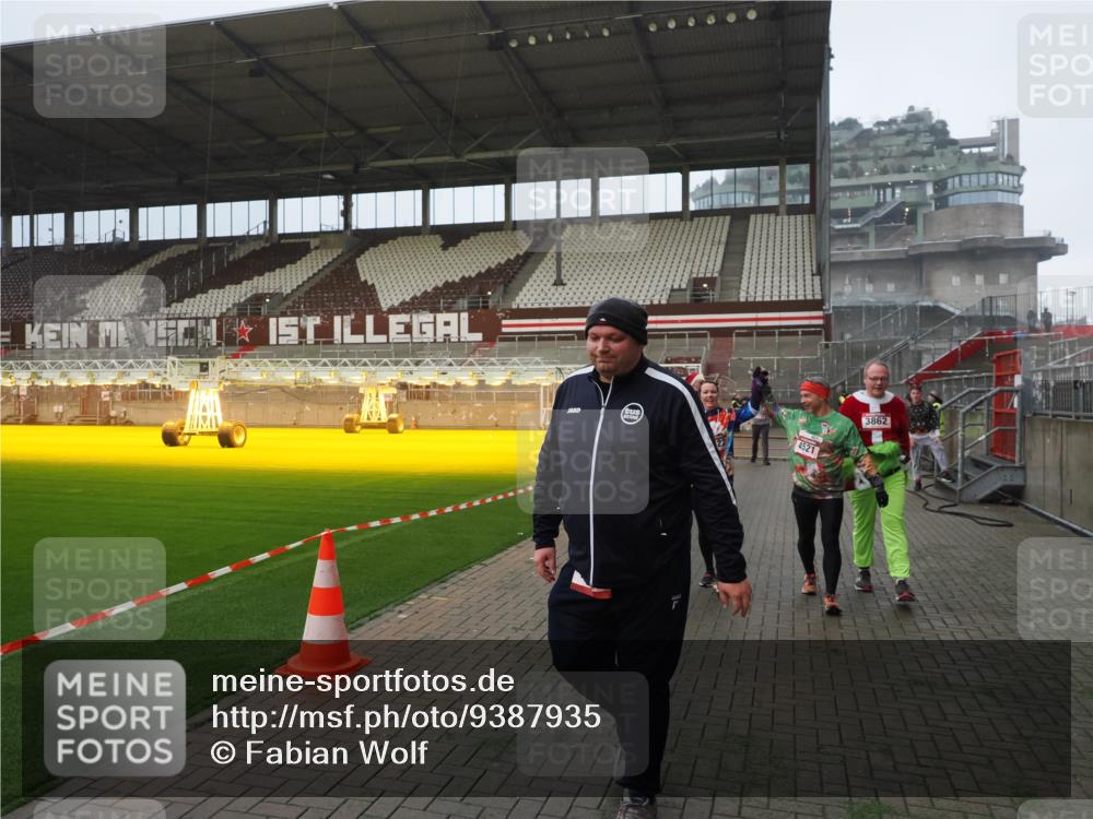 07.12.2025 - St. Pauli X-Mass-Run No. 15 Fabian Wolf http://msf.ph/oto/9387935 07.12.2025 10:18:46 Ziel 243, 721, 1034, 1607, 1671, 2152, 2631, 2925, 3862, 4521, 4522, 4524, 4547 meine-sportfotos.de