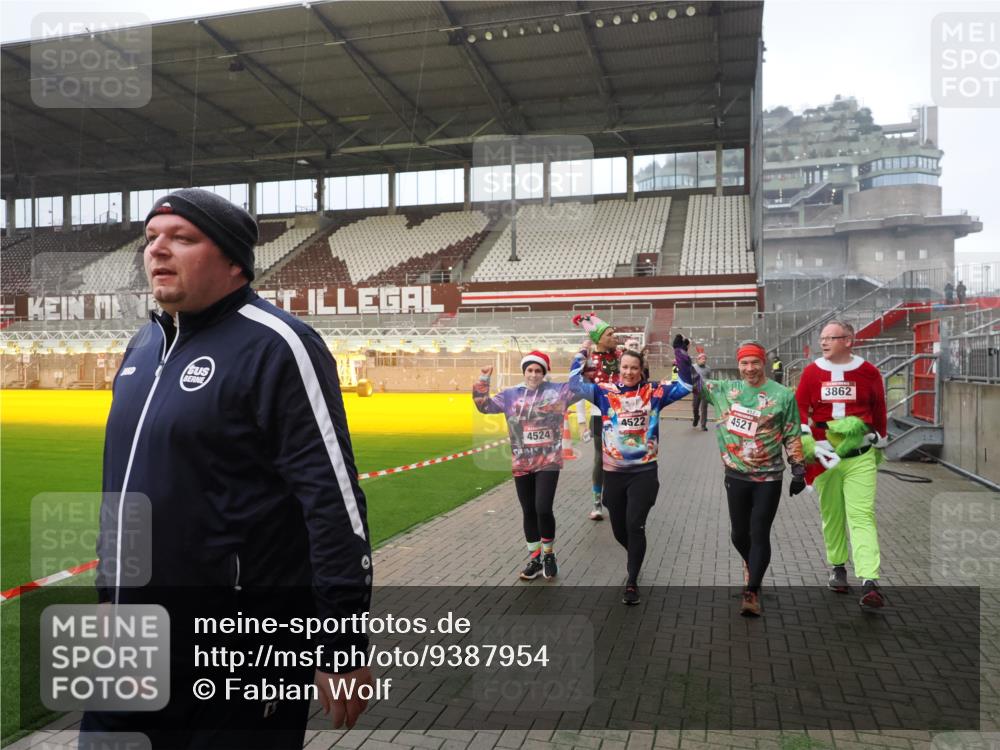 07.12.2025 - St. Pauli X-Mass-Run No. 15 Fabian Wolf http://msf.ph/oto/9387954 07.12.2025 10:18:47 Ziel 243, 721, 1034, 1607, 1671, 2152, 2631, 2925, 3862, 4521, 4522, 4524, 4547 meine-sportfotos.de