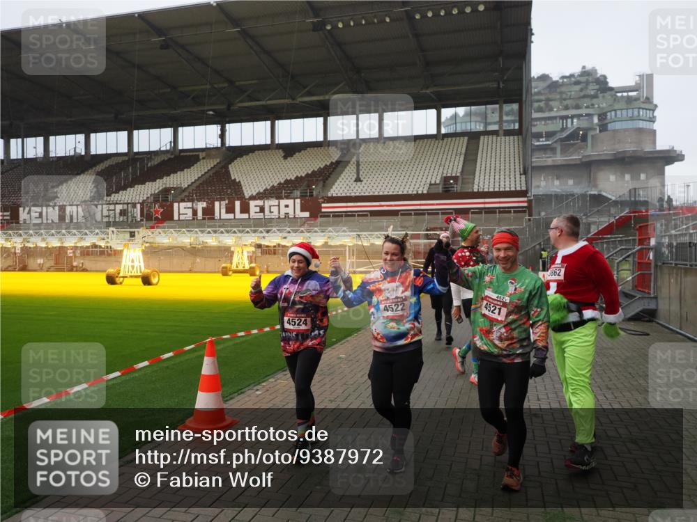 07.12.2025 - St. Pauli X-Mass-Run No. 15 Fabian Wolf http://msf.ph/oto/9387972 07.12.2025 10:18:48 Ziel 721, 1034, 1607, 1671, 2152, 2631, 2925, 3862, 4521, 4522, 4524, 4547 meine-sportfotos.de
