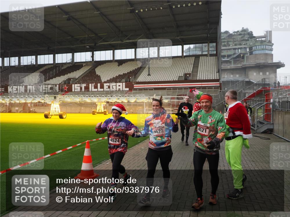 07.12.2025 - St. Pauli X-Mass-Run No. 15 Fabian Wolf http://msf.ph/oto/9387976 07.12.2025 10:18:49 Ziel 721, 1034, 1607, 1671, 2152, 2631, 2925, 3862, 4521, 4522, 4524, 4547 meine-sportfotos.de