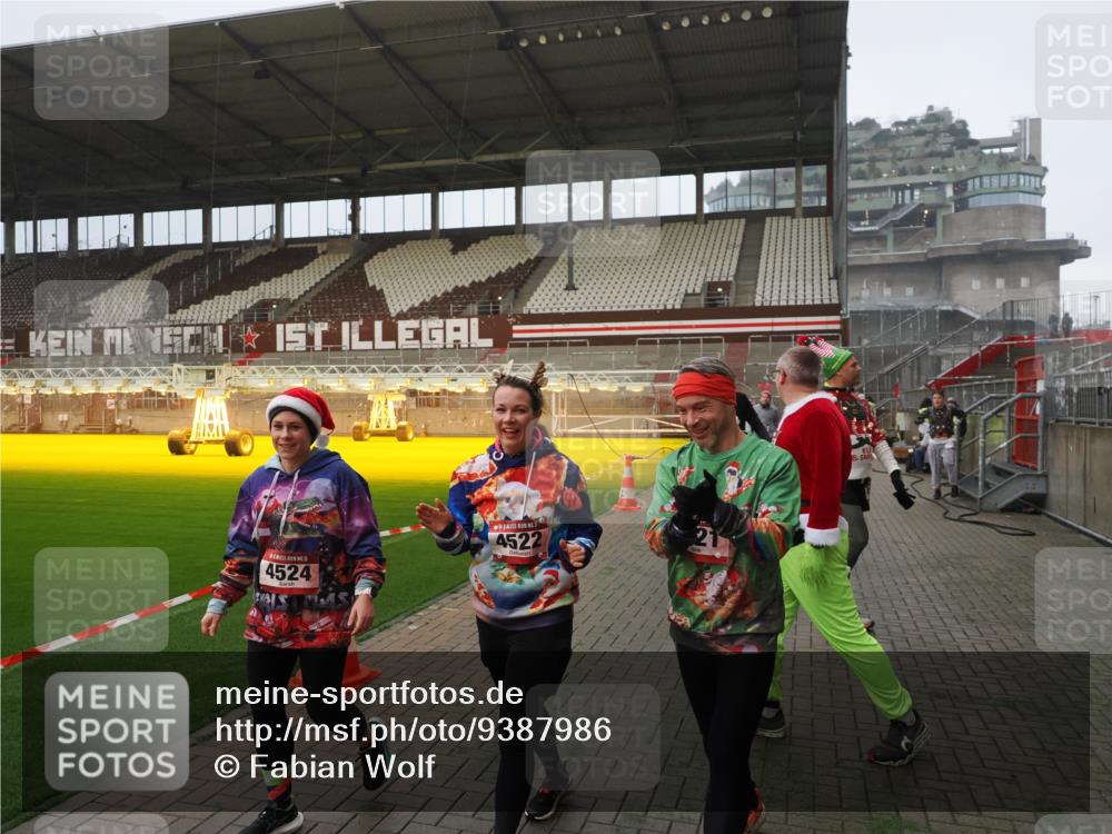07.12.2025 - St. Pauli X-Mass-Run No. 15 Fabian Wolf http://msf.ph/oto/9387986 07.12.2025 10:18:49 Ziel 721, 1034, 1607, 1671, 2152, 2631, 2925, 3862, 4521, 4522, 4524, 4547 meine-sportfotos.de