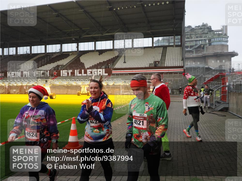 07.12.2025 - St. Pauli X-Mass-Run No. 15 Fabian Wolf http://msf.ph/oto/9387994 07.12.2025 10:18:50 Ziel 721, 1034, 1671, 2152, 2631, 2925, 3862, 4521, 4522, 4524, 4547 meine-sportfotos.de