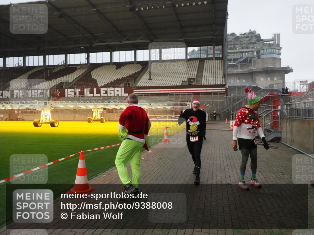 07.12.2025 - St. Pauli X-Mass-Run No. 15 Fabian Wolf http://msf.ph/oto/9388008 07.12.2025 10:18:51 Ziel 721, 1034, 2152, 2631, 2925, 3862, 4521, 4522, 4524, 4547 meine-sportfotos.de
