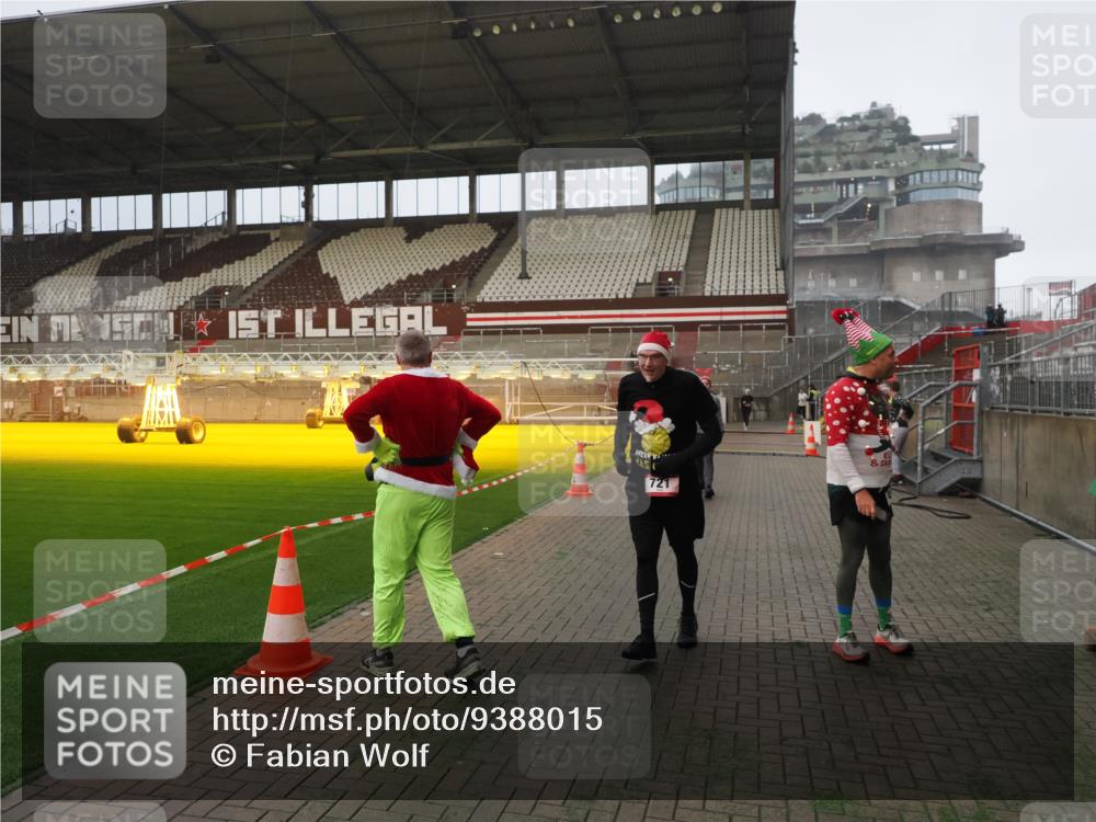 07.12.2025 - St. Pauli X-Mass-Run No. 15 Fabian Wolf http://msf.ph/oto/9388015 07.12.2025 10:18:51 Ziel 721, 1034, 2152, 2631, 2925, 3862, 4521, 4522, 4524, 4547 meine-sportfotos.de